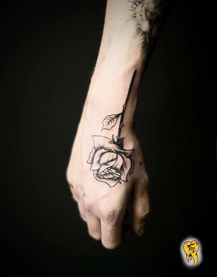 Ros tatuering på hand
